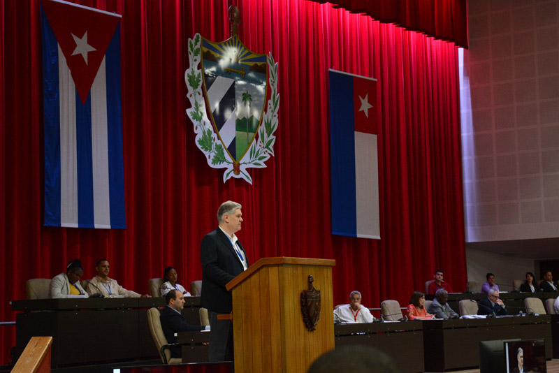 El viceprimer ministro y ministro de Economía y Planificación de Cuba, Alejandro Gil Fernández, actualiza a los diputados sobre la situación económica del país en el inicio de la segunda sesión extraordinaria de la X Legislatura de la Asamblea Nacional del Poder Popular (ANPP), en el Palacio de Convenciones, en La Habana, el 25 de mayo de 2023. // Foto: Marcelino Vázques Hernández / ACN