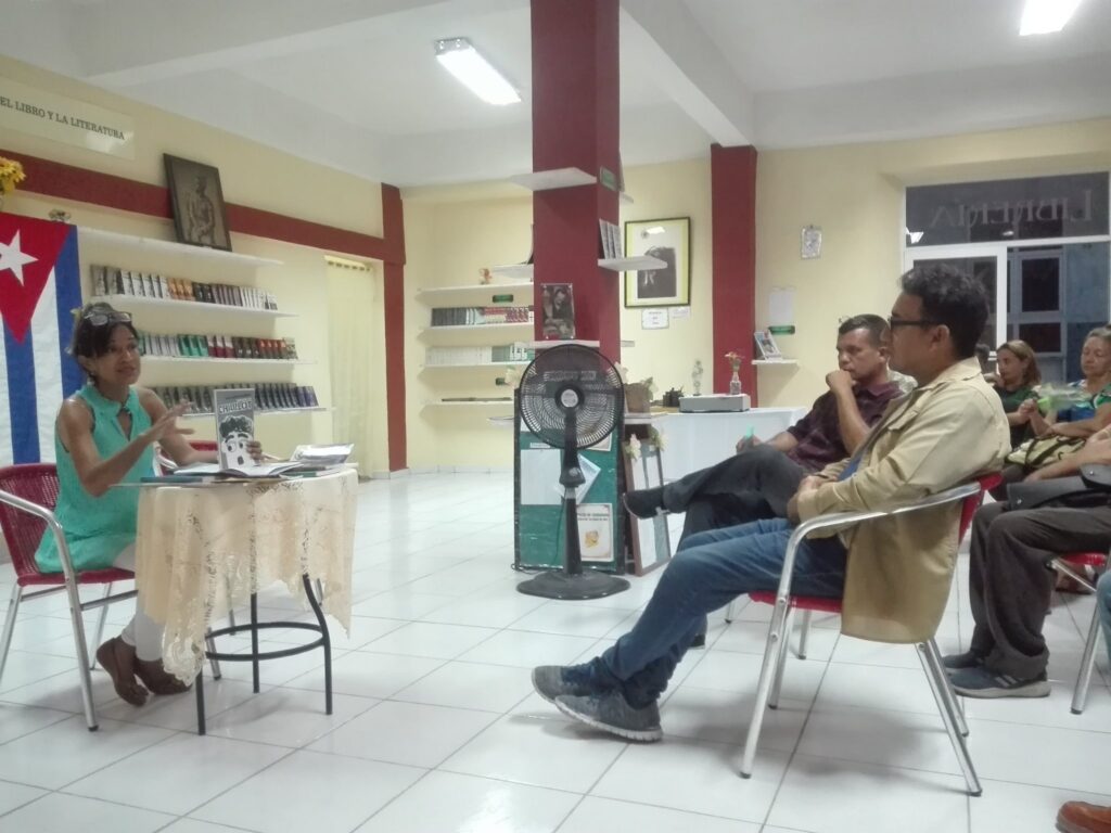 Lectura de poesía y presentación del libro Créditos de Charlot // Foto Claudia Sánchez