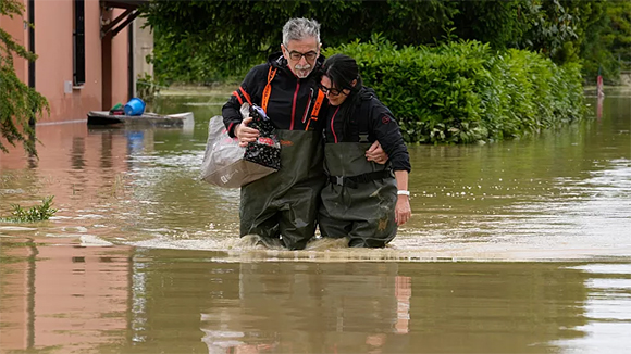 En el norte de Italia, continúan los rescates y evacuaciones. El número de víctimas mortales por las devastadoras inundaciones y corrimientos de tierra asciende ya a 14, con los ríos totalmente desbordados. // Foto: AP.