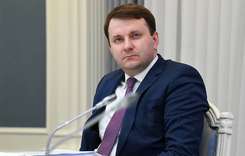 MOSCOW, RUSSIA – APRIL 9, 2020: The Russian president’s adviser Maxim Oreshkin is seen in the Kremlin during a videoconference meeting chaired by the Russian president to discuss defence industry and military-technical cooperation issues. Alexei Nikolsky/Russian Presidential Press and Information Office/TASS
Ðîññèÿ. Ìîñêâà. Ïîìîùíèê ïðåçèäåíòà ÐÔ Ìàêñèì Îðåøêèí â ñèòóàöèîííîì öåíòðå â Êðåìëå âî âðåìÿ ñîâåùàíèÿ ïðåçèäåíòà ÐÔ Âëàäèìèðà Ïóòèíà ïî ïðîáëåìàì îáîðîííî-ïðîìûøëåííîãî êîìïëåêñà è çàñåäàíèÿ êîìèññèè ïî âîåííî-òåõíè÷åñêîìó ñîòðóäíè÷åñòâó â ôîðìàòå âèäåîêîíôåðåíöèè. Àëåêñåé Íèêîëüñêèé/Ïðåññ-ñëóæáà ïðåçèäåíòà ÐÔ