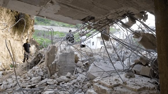 Las demoliciones de viviendas palestinas son frecuentes en el apartheid israelí.  // Foto: France 24.
