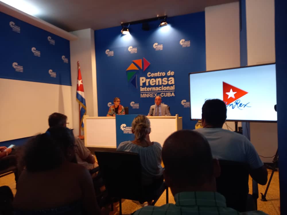 Conferencia de prensa de Ernesto Soberón Guzmán, director general de Asuntos Consulares y Atención a los Cubanos Residentes en el Exterior. // Foto: Cubadebate