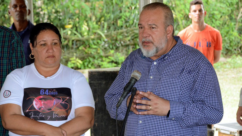 Manuel Marrero Cruz (D), Primer Ministro de la República  de Cuba, departe con pobladores del barrio El Descanso, afectados por la compleja situación hidro-meteorológica que azotó a la provincia de Granma, en un conversatorio efectuado con habitantes de la comunidad de Jibacoa, en el municipio de Manzanillo, el 20 de junio  de 2023. A su lado Yanaisi Capó Nápoles (I), primera secretaria del Partido Comunista de Cuba en Granma.   // Foto: Armando Ernesto CONTRERAS TAMAYO/sdl