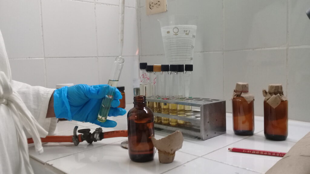 El análisis bacteriológico permite la vigilancia y detección de agentes contaminantes en las aguas y alimentos para comprobar su inocuidad // Foto: Denia Fleitas Rosales