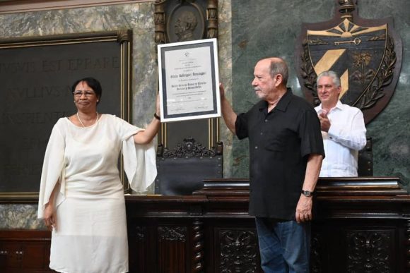 La rectora de la Universidad de La Habana Miriam Nicado entrega el Honoris Causa a Silvio Rodríguez. // Foto: Estudios Revolución.