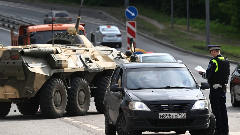 Controles de seguridad en una autopista de Moscú, el 24 de junio de 2023. // Foto: Kirill Kallínikov / Sputnik 