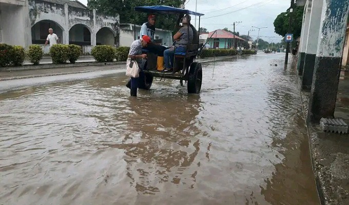 En estos momentos 7.06 de la mañan el Río Buey entra al poblado de Veguita hasta la avenida general Rabí./Foto Tomada del perfil de Facebook de Lorianne Urizarri Chavez