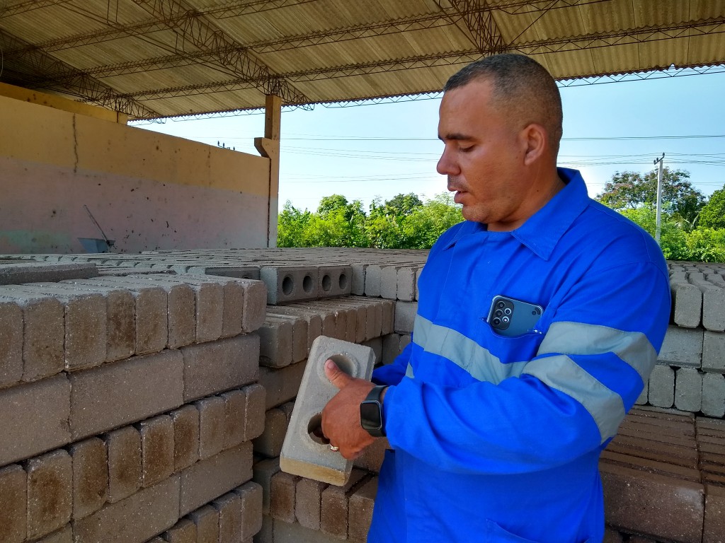 La pequeña empresa ESCOMEL, del manzanillero Dainier León Batista, confecciona variedades de ladrillos para tributar al programa de la vivienda // Foto: Denia Fleitas Rosales 