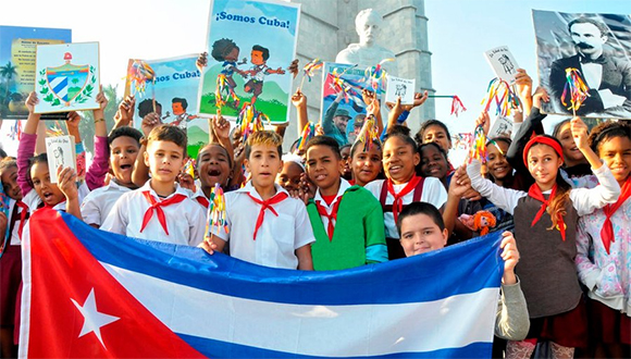 Entre sus objetivos, la política que será presentada en julio al Parlamento contempla transversalizar los derechos y concebir a las generaciones jóvenes como actores estratégicos del desarrollo. // Foto: Estudios Revolución