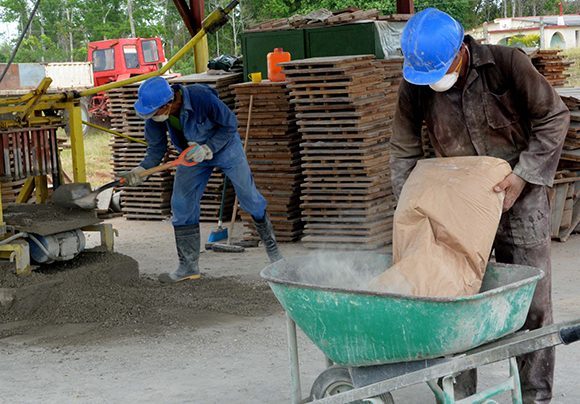 Producción de materiales de la construcción. // Foto: ACN.