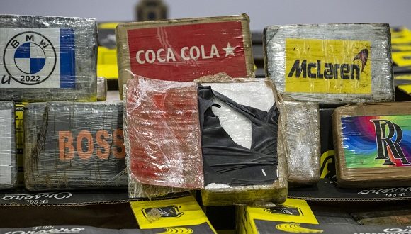 Paquetes de cocaína incautados, expuestos en la sede de la Policía Judicial en Lisboa, Portugal, 24 de junio de 2022. // Foto: Horacio Villalobos / Corbis / Gettyimages.ru