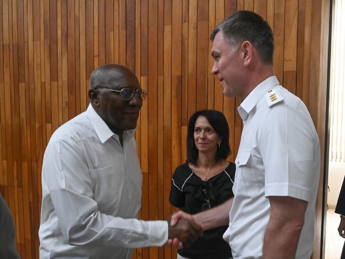 En el diálogo entre el vicepresidente cubano, Salvador Valdés Mesa, con el Jefe de Alguaciles de Rusia, se resaltó la amistad sincera. // Foto: Estudios Revolución