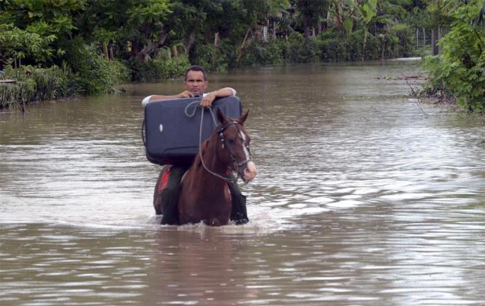 Varios pobladores de Granma aseguran que tales inundaciones no tienen precedentes en algunos de los sitios ahora bajo el agua. // Foto: Armando Contreras