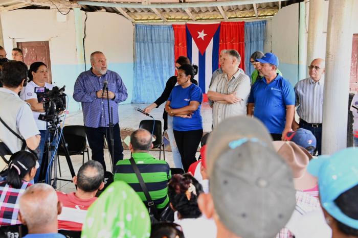 El Primer Ministro reconoció el trabajo de la comunidad, codo a codo con las autoridades, para restablecer todo lo que el agua arrastró. // Foto: Estudios Revolución