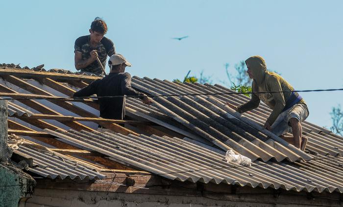 Durante el encuentro se evaluaron las afectaciones a las viviendas en Pinar del Río, luego del paso del huracán Ian, donde el 70 % de los casos aún está sin solución. // Foto: José M. Correa