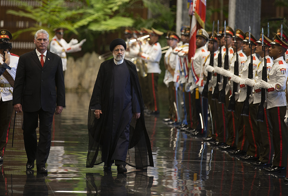 Miguel Díaz-Canel Bermúdez (izquierda), presidente cubano,  recibe en el Consejo de Estado a Ayatollah Seyed Ebrahim Raisi, presidente de Irán. Foto: Ismael Francisco/ Cubadebate.