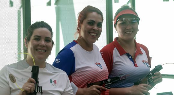 Cubanas Laina Pérez (centro) con medalla de oro y Sheyla González (derecha) bronce en la final de la pistola a 10 metros individual femenina durante el Tiro Deportivo de los XXIV Juegos Centroamericanos y del Caribe San Salvador, con sede en el Polígono del Estadio Nacional Jorge «Mágico» González , el 30 de Junio de 2023 en San Salvador, El Salvador. // FOTO: Calixto N. Llanes/Periódico JIT (Cuba)