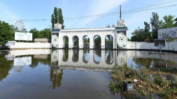 Un estadio inundado en Nóvaya Kajovka, provincia rusa de Jersón, tras el ataque ucraniano contra la presa de Kajovka. // Foto: Taisia Vorontsova / Sputnik.