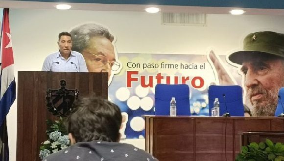 La problemática actual del transporte fue debatida en esta reunión. // Foto: Cubadebate