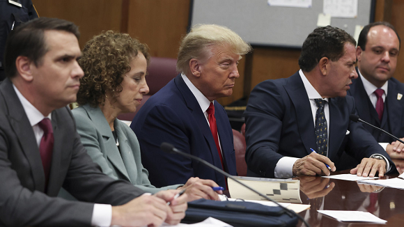 El expresidente de EE.UU., Donald Trump, durante su comparecencia ante la Corte de Nueva York, el 4 de abril de 2023. // Foto: Andrew Kelly/ AP.