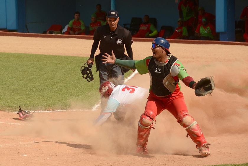 Jugada en home en el tercer juego entre los equipos de Las Tunas y Ciego de Ávila en la discusiónn del pase a la semifinal de los play off de la 62 Serie Nacional de Béisbol en el estadio José Ramón Cepero en Ciego de Ávila, Cuba, el 11 de julio de 2023. ACN FOTO/Osvaldo GUTIÉRREZ GÓMEZ