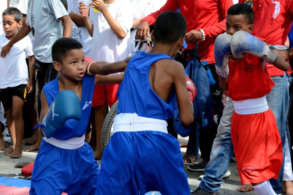 Niños atletas de boxeo realizan muestras del entrenamiento, en el inicio de la etapa veraniega, Verano con Amor, en la ciudad de Bayamo, provincia Granma, Cuba, el 1 de julio de 2023. // Foto: Armando Ernesto CONTRERAS TAMAYO/sdl
