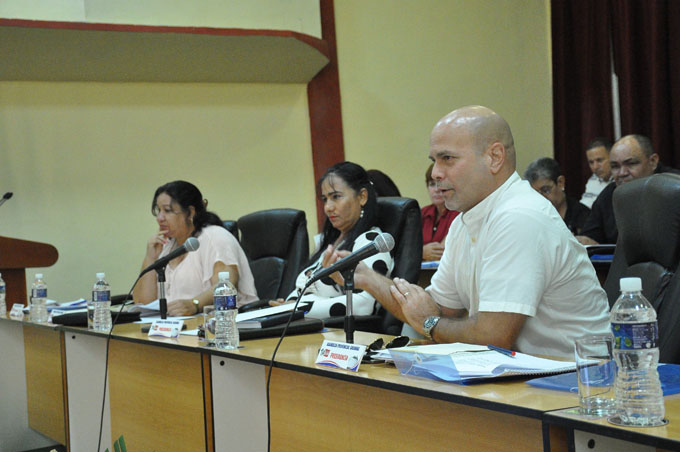 De derecha a izquierda, Gerardo Hernández, coordinador nacional de los CDR, Yanisleidis Ramírez Rosabal, coordinadora provincial, y Yanaisi Capó Nápoles, primera secretaria del Partido en Granma/ / Foto: Rafael Martínez Arias