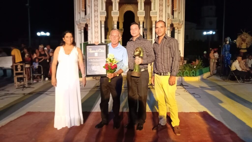 La Asamblea Municipal del Poder Popular de Manzanillo entregó el Pergamino de la Ciudad a Ángel Pascual Larramendi Mecías por sus valiosos y constantes aportes a la cultura local // Foto: Manzanillo CAM