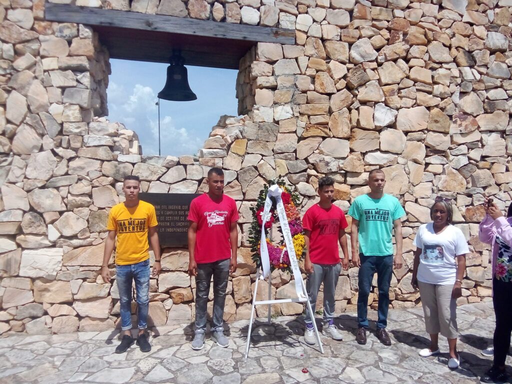 La bienvenida a los participantes en el Campamento de Verano fue en el Museo Parque Nacional La Demajagua, donde rindieron homenaje al Padre de la Patria Carlos Manuel de Céspedes // Foto tomada de la página Facebook UJC en Manzanillo