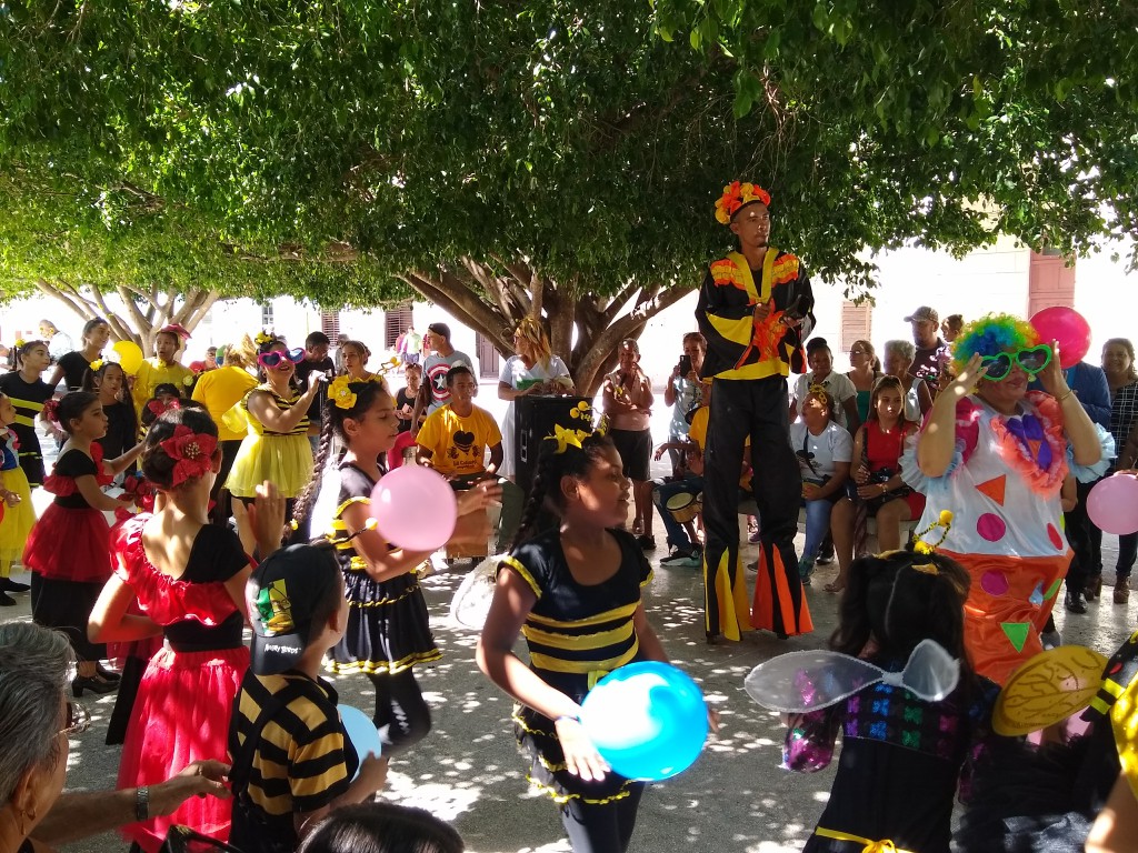 En el parque central la colmena Corazón Gigante abrió el verano infantil en Manzanillo // Foto: Denia Fleitas Rosales