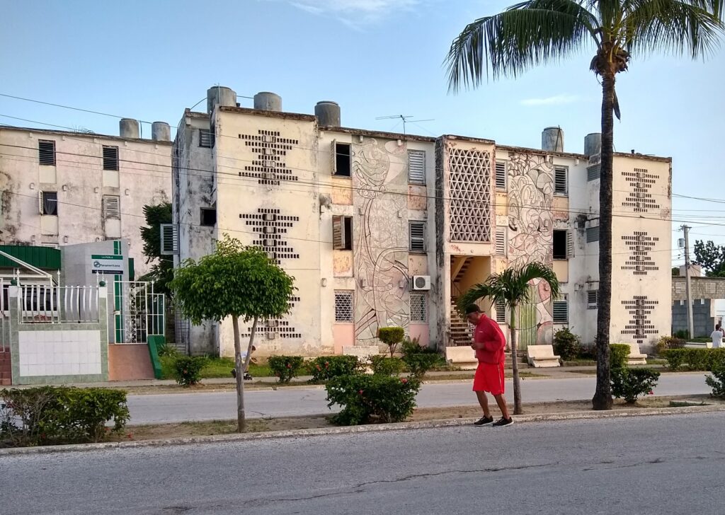 La Avenida cuyos edificios están ornamentados con murales de artistas de la plástica local recibe a quienes realizan carreras y caminatas // Foto: Denia Fleitas Rosales
