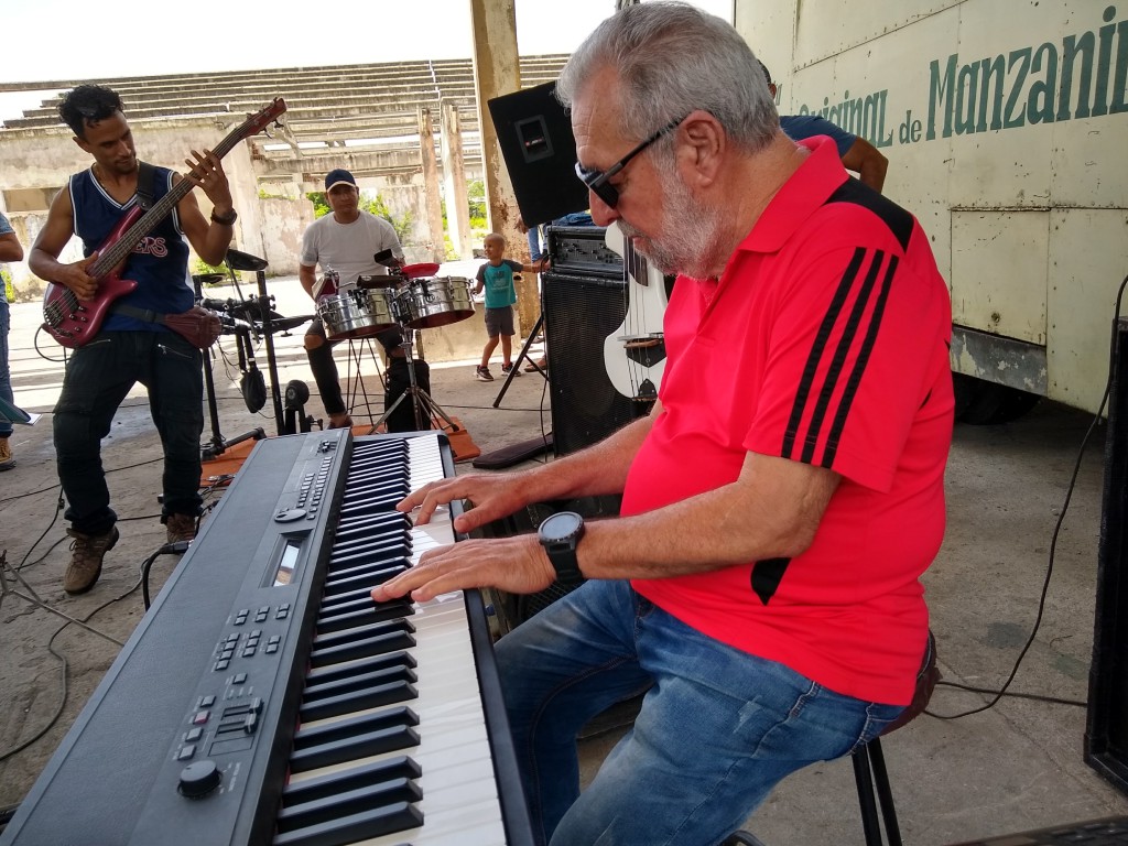 El Maestro Wilfredo Salvador Naranjo Verdecia toca el piano de forma magistral e imprime la singularidad a la orquesta insignia Original de Manzanillo// Foto: Denia Fleitas Rosales