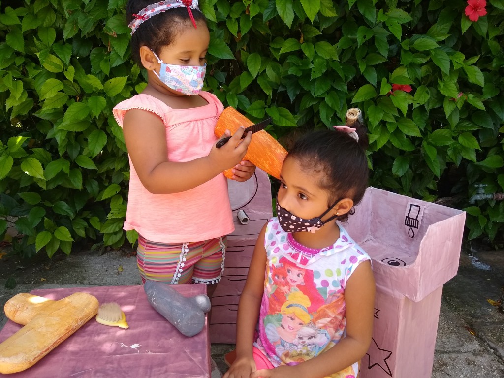 Carolina y Mía juegan a la peluquería en la casita infantil Los zapaticos de rosa de Manzanillo // Foto: Denia Fleitas Rosales