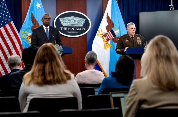 El secretario de Defensa de EE. UU., Lloyd Austin, y el presidente del Estado Mayor Conjunto, el general Mark Milley (derecha), dan una conferencia de prensa en el Pentágono en Arlington. // Foto: Jack Sanders