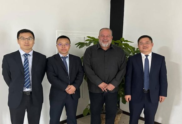 El primer ministro de Cuba, Manuel Marrero, recibió al vicepresidente de la empresa de ómnibus china Yutong, Wang Wentao. // Foto: Prensa Latina.