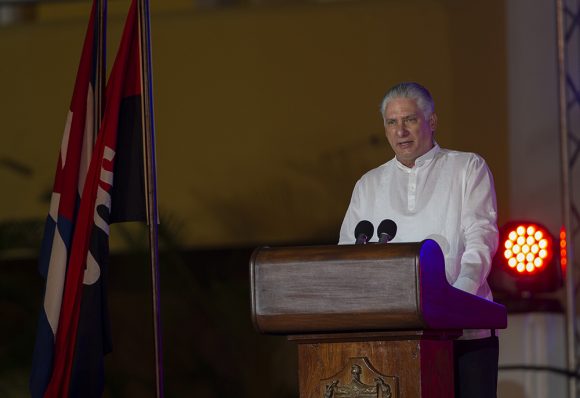 Díaz-Canel rememoró los sucesos del 26 de julio de 1953 y enfatizó el privilegio de estar hoy en el lugar del asalto con algunos de sus protagonistas. // Foto: Ismael Francisco/Cubadebate.