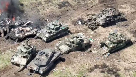 Seis vehículos de combate extranjeros que el Ejército ruso incautó en Ucrania. // Foto: Ministerio de Defensa de Rusia / Telegram @KurganmashzavodNovosti