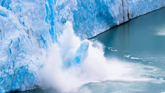 Si bien el derretimiento de las banquisas o capas de hielo flotante no eleva directamente el nivel del mar, porque ya está flotando en el agua, su desaparición dejaría expuesta la costa antártica. // Foto: Tomada de RT