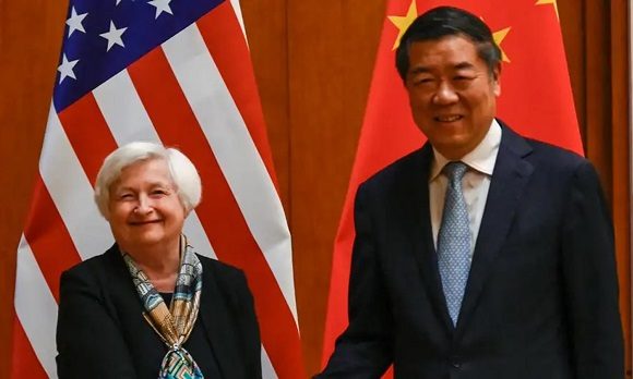 Janet Yellen, secretaria del Tesoro de Estados Unidos y el viceprimer ministro chino He Lifeng. // Foto: AFP.