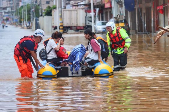 Operativos de rescate socorriendo afectados del Tifón en China. // Foto: Europa Pres