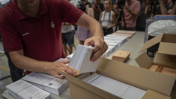 Un trabajador electoral con papeletas de voto en un almacén en Barcelona. España, 18 de julio de 2023. // Foto: Emilio Morenatti / AP