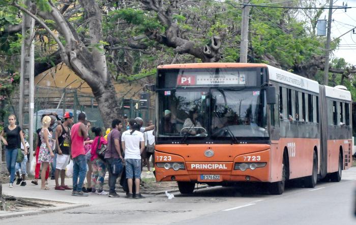 Actualmente la transportación de pasajeros en el país se lleva a cabo con menos de la mitad del parque automotor habitual, situación que se agrava con las limitaciones de combustible. // Foto: Archivo de Granma