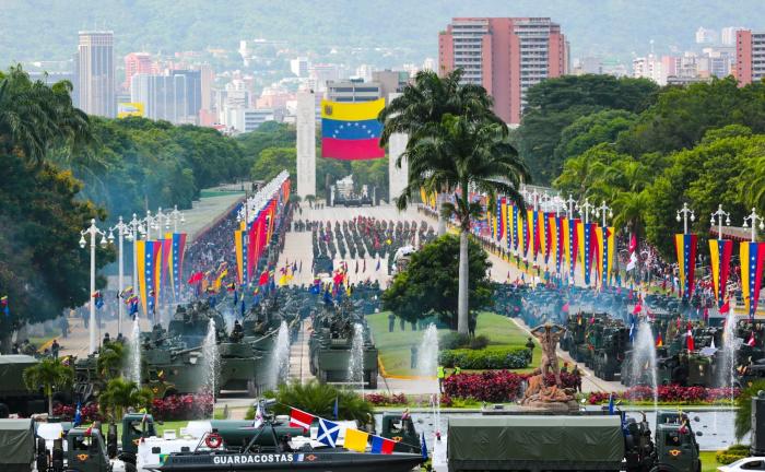  Un bello desfile de la unidad cívico-militar coronó el aniversario 212 de la independencia de Venezuela. // Foto: Tomada del twitter de Nicolás Maduro 