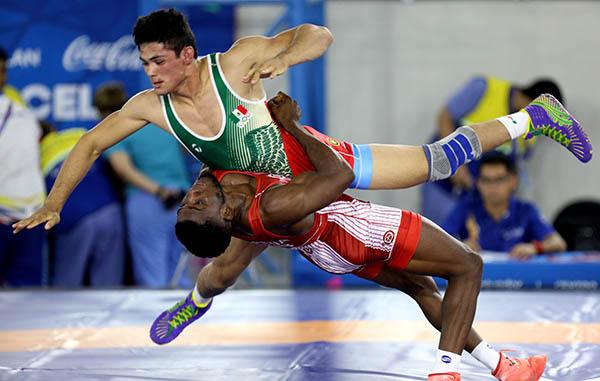  Yosvanys Peña (rojo) fue uno de los luchadores que se llevó medalla de oro. // Foto: Roberto Morejón Rodríguez 