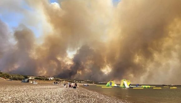 Columnas de humo de un incendio en Rodas suben hacia el cielo, sábado 22 de julio de 2023.// Foto: AP.