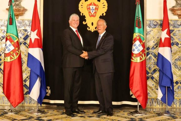 El presidente de Portugal, Marcelo Rebelo de Sousa, recibió al mandatario de Cuba, Miguel Díaz-Canel Bermúdez, en el Palacio Nacional de Belén, residencia del presidente luso. // Foto: Presidencia Cuba