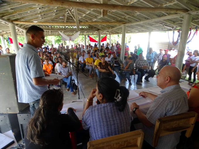 Roberto Morales Ojeda en intercambio con las máximas autoridades de Manzanillo y residentes en el poblado de Jibacoa, Manzanillo // Foto: Rafael Martínez Arias