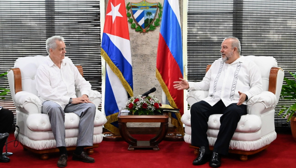 El primer ministro Manuel Marrero Cruz recibe al presidente del Comité de Relaciones Exteriores de San Petersburgo, Evgueny Dmitrievich Grigoriev. // Foto: Estudios Revolución.