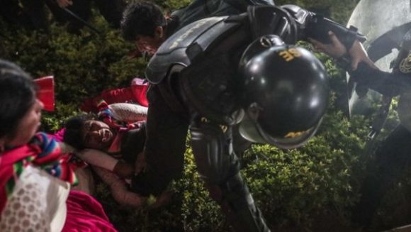 Los grupos sociales rechazaron la represión violenta y racista que se produjo el sábado pasado en la plaza San Martín.// Foto: EFE