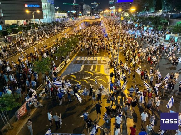 El canal 13 israelí comunicó que más de 250.000 personas salieron a las calles del país a expresarse. // Foto: Iván Bátyrev/TASS